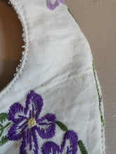 Indlæs billede til gallerivisning Savlesmæk broderede lilla blomster (obs: små pletter)
