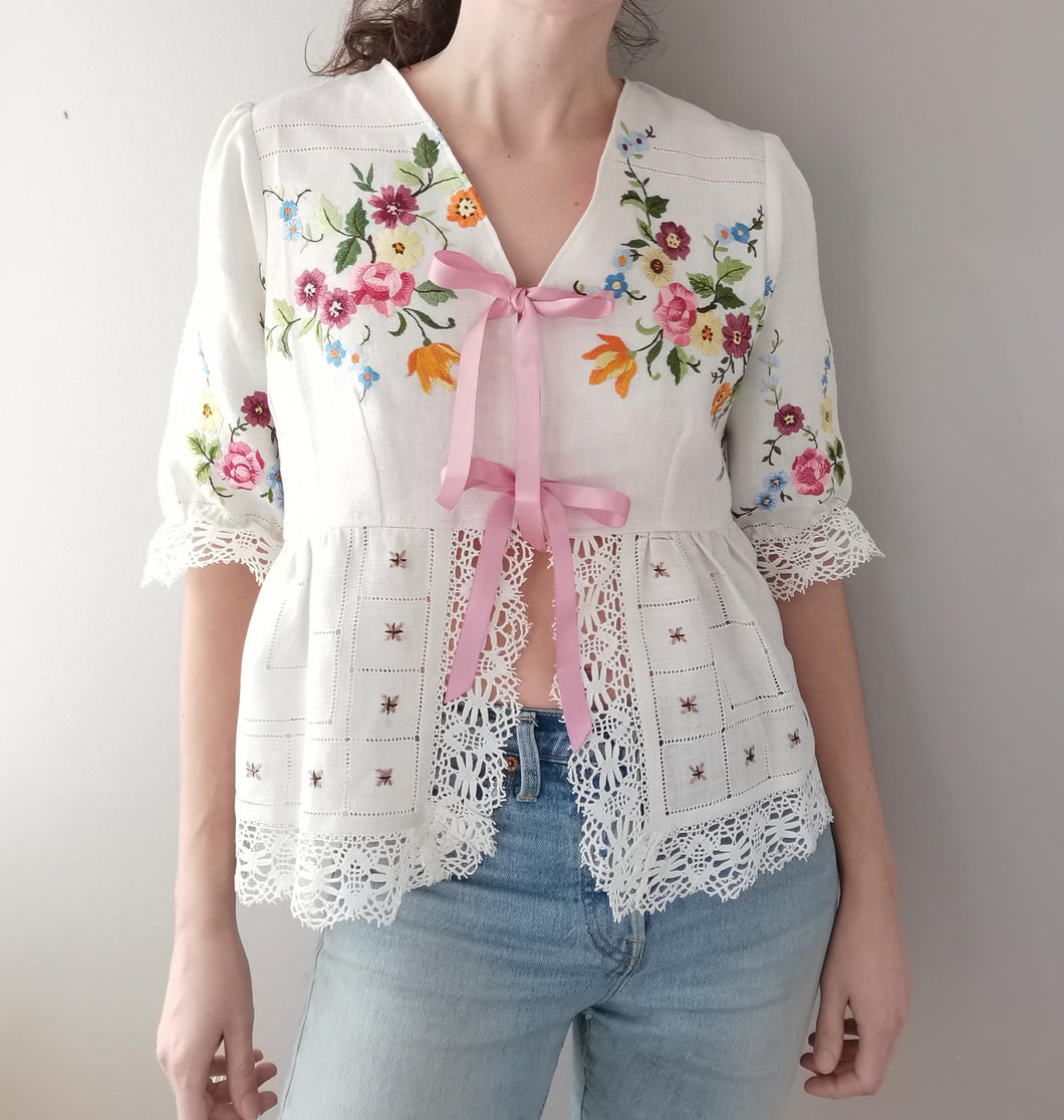 Maude bluse, broderede blomster - str. M/L