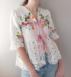 Maude bluse, broderede blomster - str. M/L