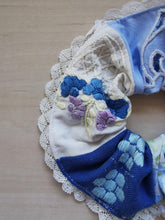 Indlæs billede til gallerivisning Scrunchie - blå  patchwork
