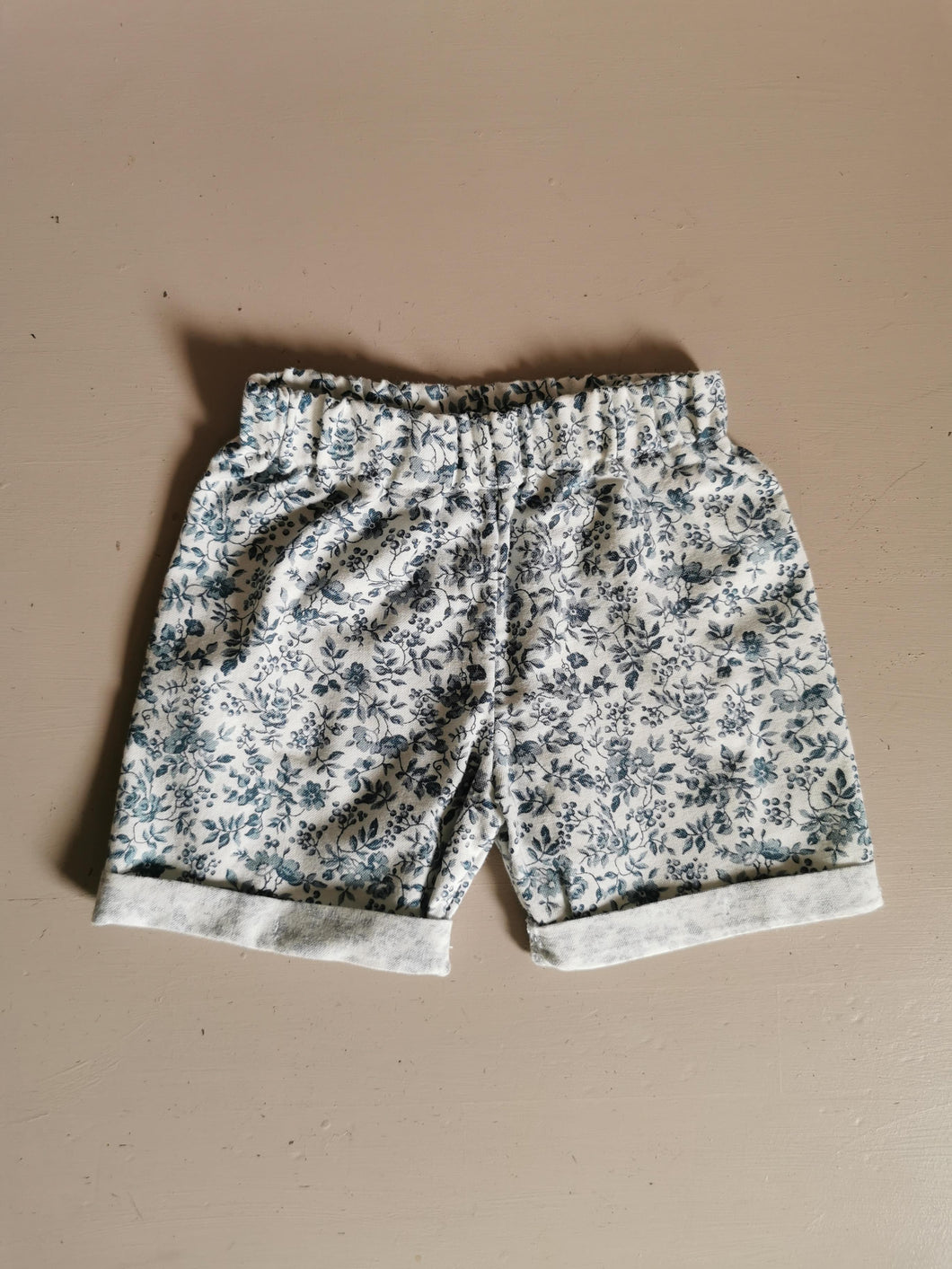 Shorts, hvid blå blomster og blade - str. 80 (SÆRPRIS)