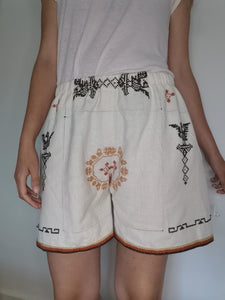 Shorts, beige med broderi, str. L/XL