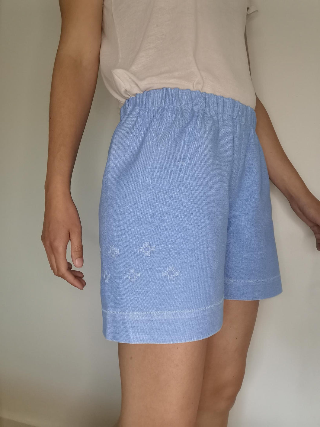 Shorts, lyseblå med håndlavede detaljer- str. S/M