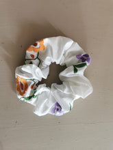 Indlæs billede til gallerivisning Scrunchie - broderede blomster #2
