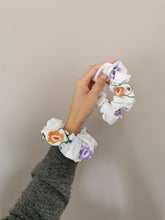 Indlæs billede til gallerivisning Scrunchie - broderede blomster #1
